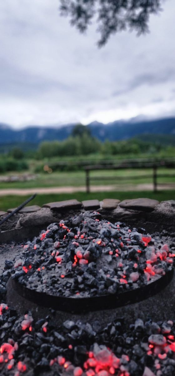 Žar i hrana na otvorenoj vatri pod planinom
