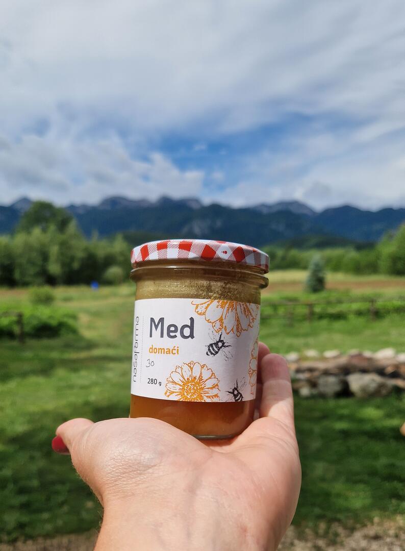 Med iz domaće proizvodnje na farmi
